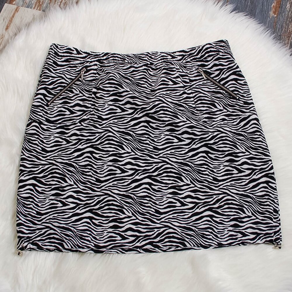 Chico’s Zenergy Zebra Print Skirt Size 2 Black White Athletic Stretch Mini